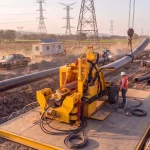 Einsatz einer mobilen Rohrbiegemaschine auf einer Pipeline-Baustelle zur präzisen Kaltverformung von großkalibrigen Stahlrohren im Gelände.