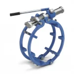 Hydraulische Außenzentrierklemme in Blau mit Handhebelpumpe zur präzisen kreisförmigen Ausrichtung und Fixierung von Rohrverbindungen als Freisteller.