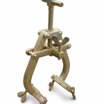 Mechanische Schnellspann-Außenzentrierklemme aus verzinktem Stahl mit Knebelschraube zur schnellen Fixierung von Rohrverbindungen als Freisteller.