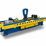 Hydraulische Hebetraverse in Blau-Gelb mit zentraler Aufhängöse als Freisteller für schwere Lasten im Anlagenbau.