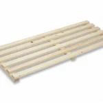 Flache Holzkufe aus hellem Nadelholz als stabile Unterlage für den Pipelinebau und Schwerlasttransport als Freisteller.