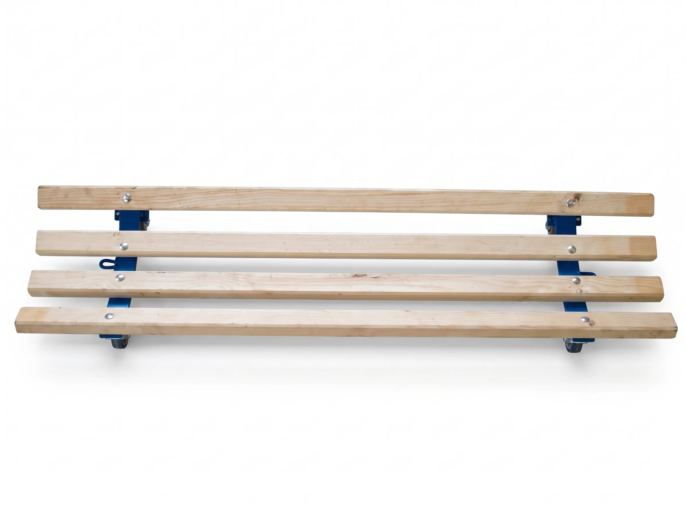 Mobile Holzkufe mit blauem Stahlunterbau und Rollen zum einfachen Transport von Rohrelementen und schweren Lasten als Freisteller.hrend der Dämmerung.