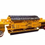 Kompakte hydraulische Innenzentrierklemme in Gelb mit Fahrrollen und segmentierten Spannbacken zur internen Rohrfixierung als Freisteller.