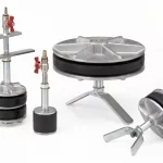 Verschiedene mechanische Rohrprüfstopfen aus Aluminium und Stahl mit Gummidichtungen für Druckprüfungen als Freisteller.