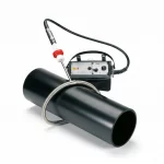 Tragbares elektrisches Prüfgerät zur Funkenprüfung der Rohrbeschichtung an einem schwarzen Kunststoffrohr als Freisteller.