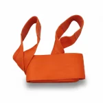 Hochbelastbarer orangefarbener Rohrhebegurt aus Polyester-Hebeband als Freisteller für den Rohrleitungsbau.
