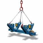 Blaue Rohrrollenzange mit gelben Polyurethan-Rollen an einem Kettengehänge als Freisteller für den Rohrleitungsbau.