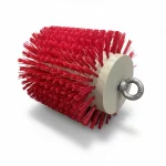 Zylindrische Rohrreinigungsbürste mit roten Borsten und zentraler Ösen-Aufhängung als Freisteller für die manuelle oder maschinelle Innenreinigung.