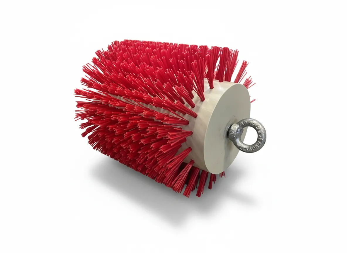 Zylindrische Rohrreinigungsbürste mit roten Borsten und zentraler Ösen-Aufhängung als Freisteller für die manuelle oder maschinelle Innenreinigung.