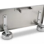 Magnetisches Hitzeschutzschild aus Edelstahl mit Handgriff zur Abschirmung von Hitze und Funkenflug während Schweißarbeiten an Rohren als Freisteller.