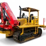 Gelbe Schweißraupe (Welding Tractor) auf Kettenlaufwerk mit rotem Ladekran zur mobilen Unterstützung von Schweißarbeiten auf Pipeline-Baustellen als Freisteller.