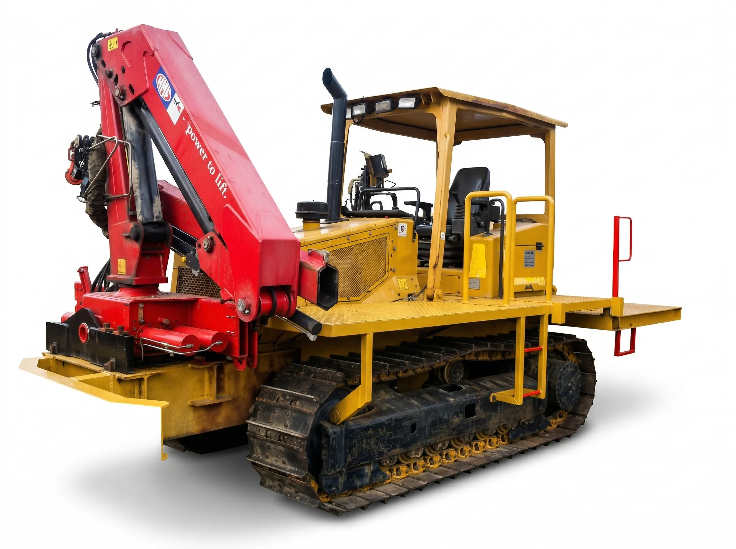 Gelbe Schweißraupe (Welding Tractor) auf Kettenlaufwerk mit rotem Ladekran zur mobilen Unterstützung von Schweißarbeiten auf Pipeline-Baustellen als Freisteller.