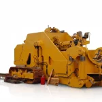 Gelbe hydraulische Rohrbiegemaschine auf Kettenlaufwerk zur präzisen Kaltverformung von Pipeline-Stahlrohren im Gelände als Freisteller.