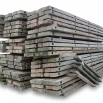 Stapel robuster Baggermatten aus Hartholz für den Bodenschutz und Baustellenzufahrten.