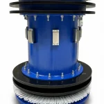 Blauer Rohrmolch mit Reinigungsbürsten und Dichtscheiben als Freisteller für die professionelle Pipeline-Reinigung und Inspektion.
