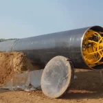 Pneumatische Innenzentrierklemme im Einsatz zur automatisierten Ausrichtung und Fixierung eines großen Pipeline-Rohrs auf einer Baustelle.