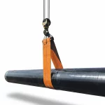 Eine freigestellte Hebebandmatte (Rohrhebegurt) auf weißem Hintergrund, die eine große schwarze Pipeline anhebt. Die breite, orangefarbene Hebeschlinge umschließt das Rohr sicher und ist oben an einem massiven Kranhaken befestigt, der an Stahlseilen hängt. Die Darstellung verdeutlicht das materialschonende Hebeverfahren für schwere Rohrleitungen.