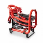 Elektrische Rohrtrennmaschine von RIDGID im stabilen roten Schutzrahmen als Freisteller für das präzise Trennen und Anfasen von Rohren.