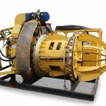 Schwere hydraulische Innenzentrierklemme in Gelb zur präzisen Ausrichtung von Rohrsegmenten bei Pipeline-Schweißarbeiten als Freisteller.