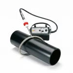Ein freigestelltes Porenprüfgerät zur Schweißnaht- und Oberflächenprüfung auf weißem Hintergrund. Das Set besteht aus einem tragbaren Steuergerät mit Tragegurt und analogen Bedienelementen, das über ein schwarzes Kabel mit einer Prüflanze verbunden ist. Eine flexible Ringelektrode aus Metallfedern umschließt ein schwarzes Rohrstück, um die Anwendung des Hochspannungs-Prüfverfahrens zu demonstrieren