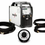 Tragbares Inverter-Schweißgerät von EWM mit digitalem Display, Fernregler und Kabelsatz für den professionellen mobilen Einsatz auf Baustellen als Freisteller.